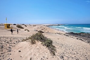 Beach nearby - Holiday Home 'La Casa De Los Sueños' with Sea View, Shared Pool and Wi-Fi (Corralejo)