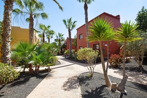 Property grounds - Holiday Home 'La Casa De Los Sueños' with Sea View, Shared Pool and Wi-Fi (Corralejo)