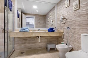 Shower, hair dryer, towels - Holiday Home 'La Casa De Los Sueños' with Sea View, Shared Pool and Wi-Fi (Corralejo)