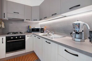 Réfrigérateur, micro-ondes, four, plaque de cuisson