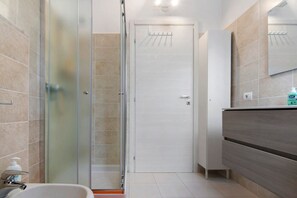 Dusche, Haartrockner, Handtücher