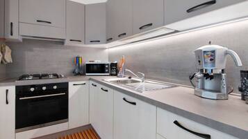 Frigorifero, microonde, forno, piano cottura