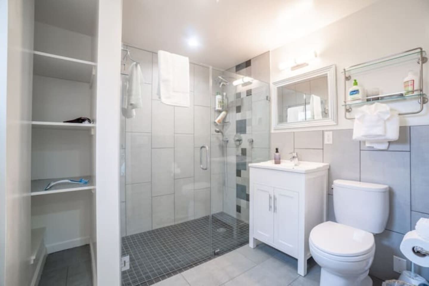 Chuveiro, secador de cabelo, toalhas de banho, sabonete