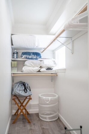 Interior - Luxo Stays |Modern Studio| Near SFO, Westlake BART (Daly City)