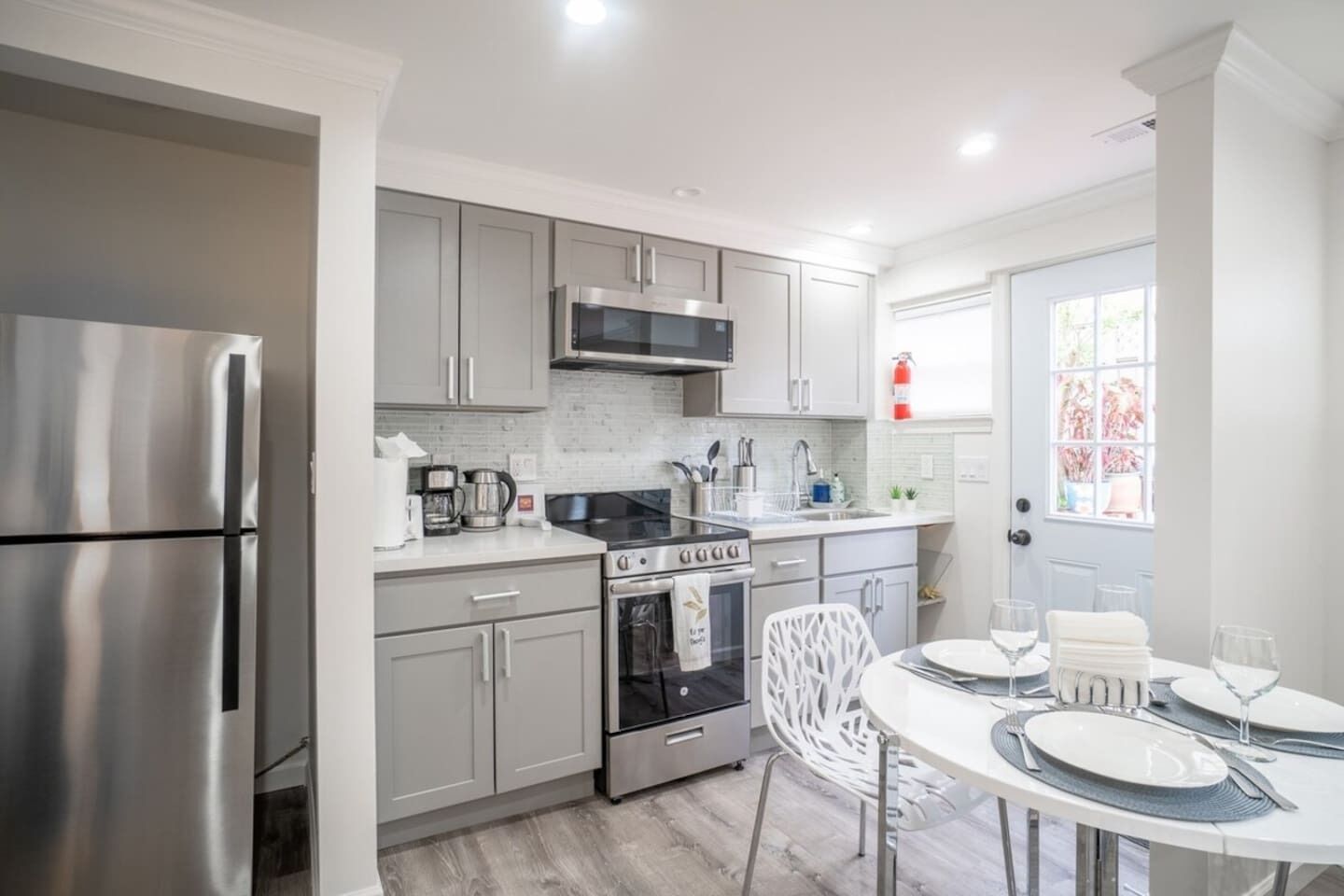 Geladeira, micro-ondas, fogão, cooktop