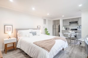 1 chambre, bureau, fer et planche à repasser, accès au Wi-Fi (inclus)
