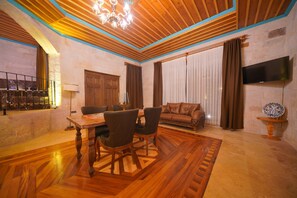 Executive Suite | Vardagsrum | 42-tums smart-tv med digitalkanaler och tv