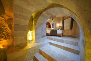 Presidential Pigeon Suite | Egyptian cotton sheets, premium bedding, down duvets, in-room safe - Cappadocia Secret Hill Cave Suites (Nevsehir)