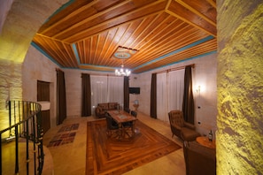 Executive Suite | Essbereich im Zimmer