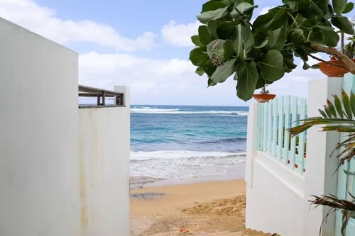3-Bedroom, 1-Bathroom Apartment at Shacks Beach. Beach access footsteps away.