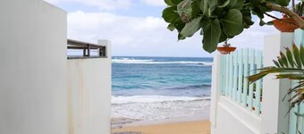 3-Bedroom, 1-Bathroom Apartment at Shacks Beach. Beach access footsteps away.