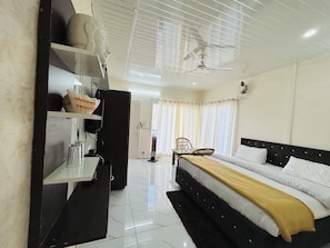 Premium bedding, pillowtop beds, individually decorated - In Apple Estate Kanatal (Tehri)