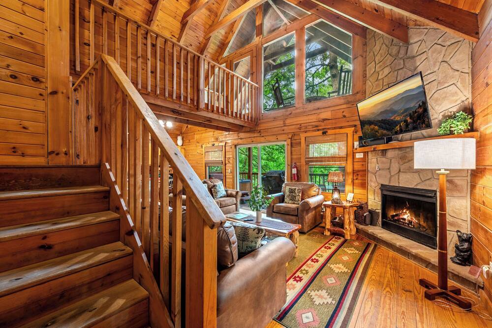 *Relaxing Cabin NEAR Town! HOT TUB, Decks & Views