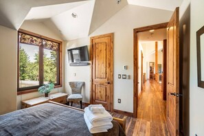 8 bedrooms, desk, iron/ironing board, travel crib