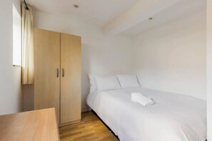 4 bedrooms, WiFi, bed sheets - Abbey House SW London for Big Groups (Colliers Wood)