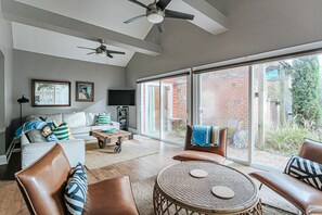 Smart-TV, peis, DVD-spiller og bøker