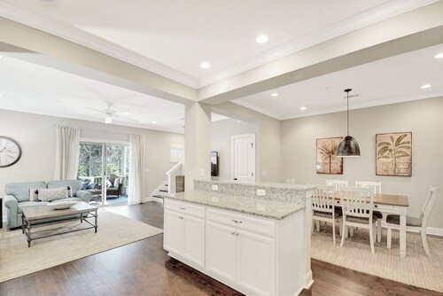 Mariners Landing 3 bed/2.5 bath townhome- Location!