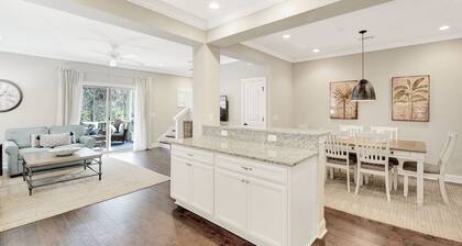 Mariners Landing 3 bed/2.5 bath townhome- Location!