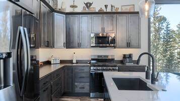 Réfrigérateur, micro-ondes, four, plaque de cuisson