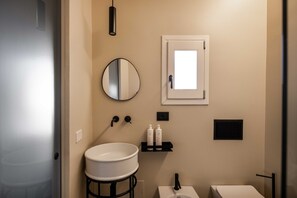 Douche, séchoir à cheveux, bidet, serviettes fournies