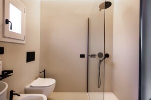 Doccia, asciugacapelli, bidet, asciugamani