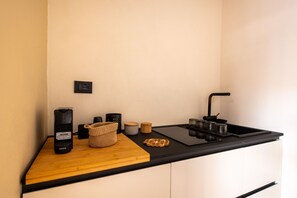 Kühlschrank, Wasserkocher mit Kaffee-/Teezubehör