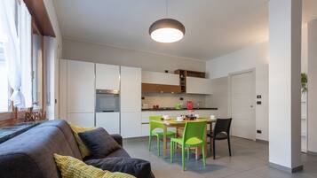 Un appartamento moderno con zona living, cucina e sala da pranzo.