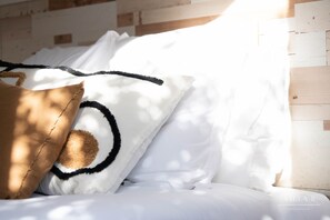 Comfort Room | Individually decorated, free WiFi, bed sheets - Villa B (Salernes)