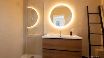 Chambre Exclusive | Salle de bain | Douche, articles de toilette gratuits, sèche-cheveux