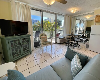 Clearwater Beach Studio- On The Water and Walkable to Fun!!