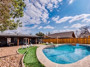 Outdoor pool, a heated pool - Heated Pool/Spa/MiniGolf/Cornhole/Downtown/Domain (Austin)