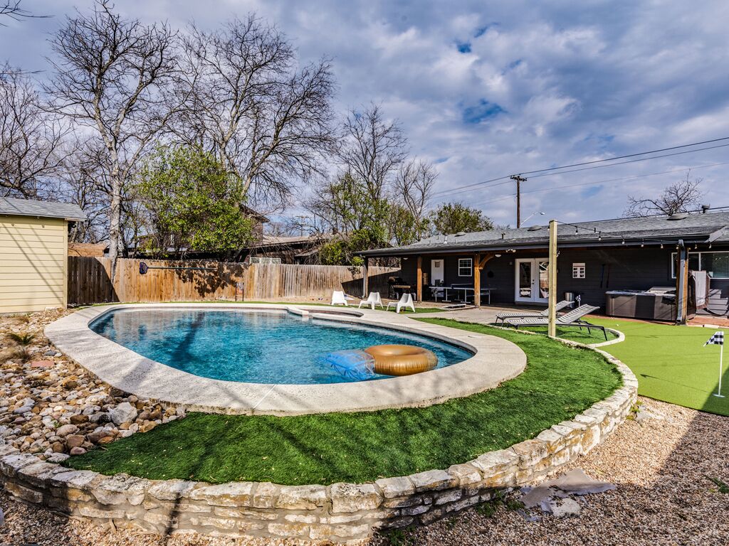 Downtown⛪Mini Golf⛳HEATED Pool🚣‍♀️Spa🍖BBQ👩‍👩‍👧‍👧4BR🌝9Beds🏓Pong