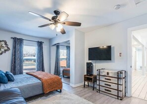 4 bedrooms, iron/ironing board, WiFi, bed sheets - Heated Pool/Spa/MiniGolf/Cornhole/Downtown/Domain (Austin)
