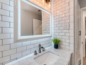 Shower, towels, soap, shampoo - Heated Pool/Spa/MiniGolf/Cornhole/Downtown/Domain (Austin)