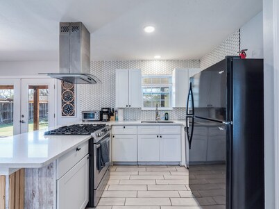 Downtown⛪Mini Golf⛳HEATED Pool🚣‍♀️Spa🍖BBQ👩‍👩‍👧‍👧4BR🌝9Beds🏓Pong