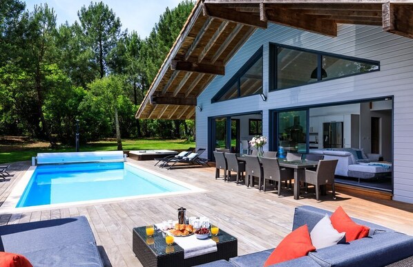 Piscina all'aperto, una piscina riscaldata