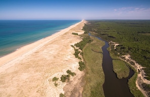 Una spiaggia nelle vicinanze, lettini da mare