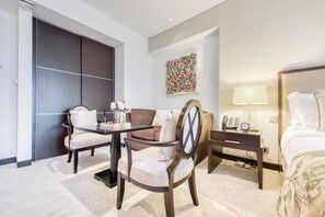 Deluxe Studio | Living area