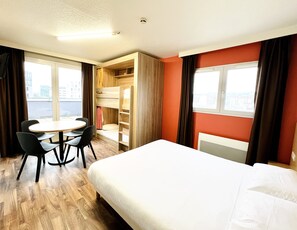 Studio Suite | Individually decorated, laptop workspace, free WiFi, bed sheets - The People Le Havre (Le Havre)