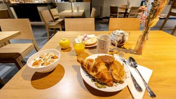 Petit déjeuner buffet (9 EUR par personne)