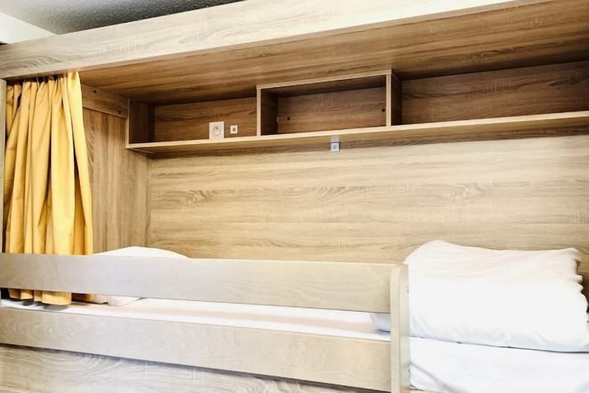 Decoración personalizada y espacio para trabajar con laptop