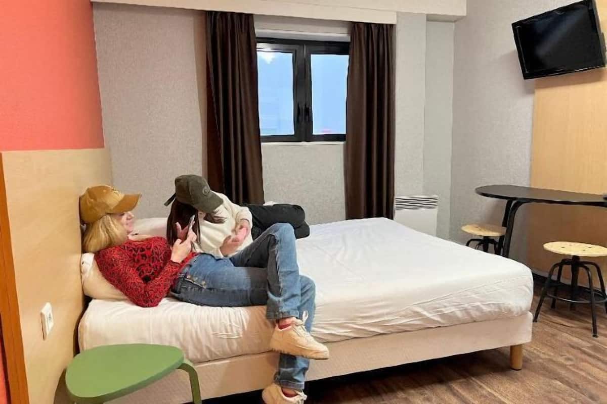 Decoración personalizada y espacio para trabajar con laptop