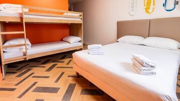 Habitación familiar (4 personnes avec salle de bain) | Decoración personalizada y espacio para trabajar con laptop