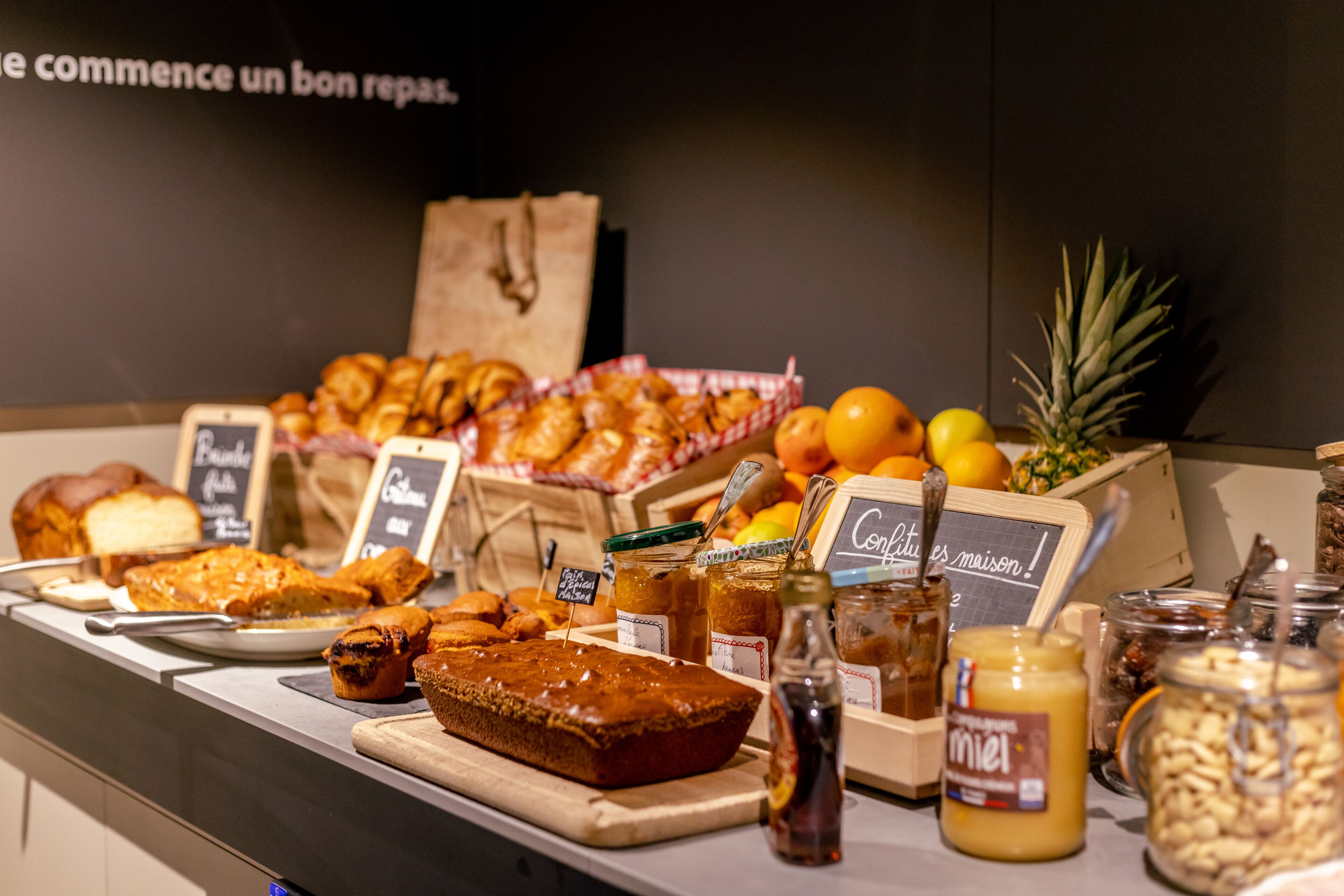 每日供应自助式早餐（每人 EUR 9）