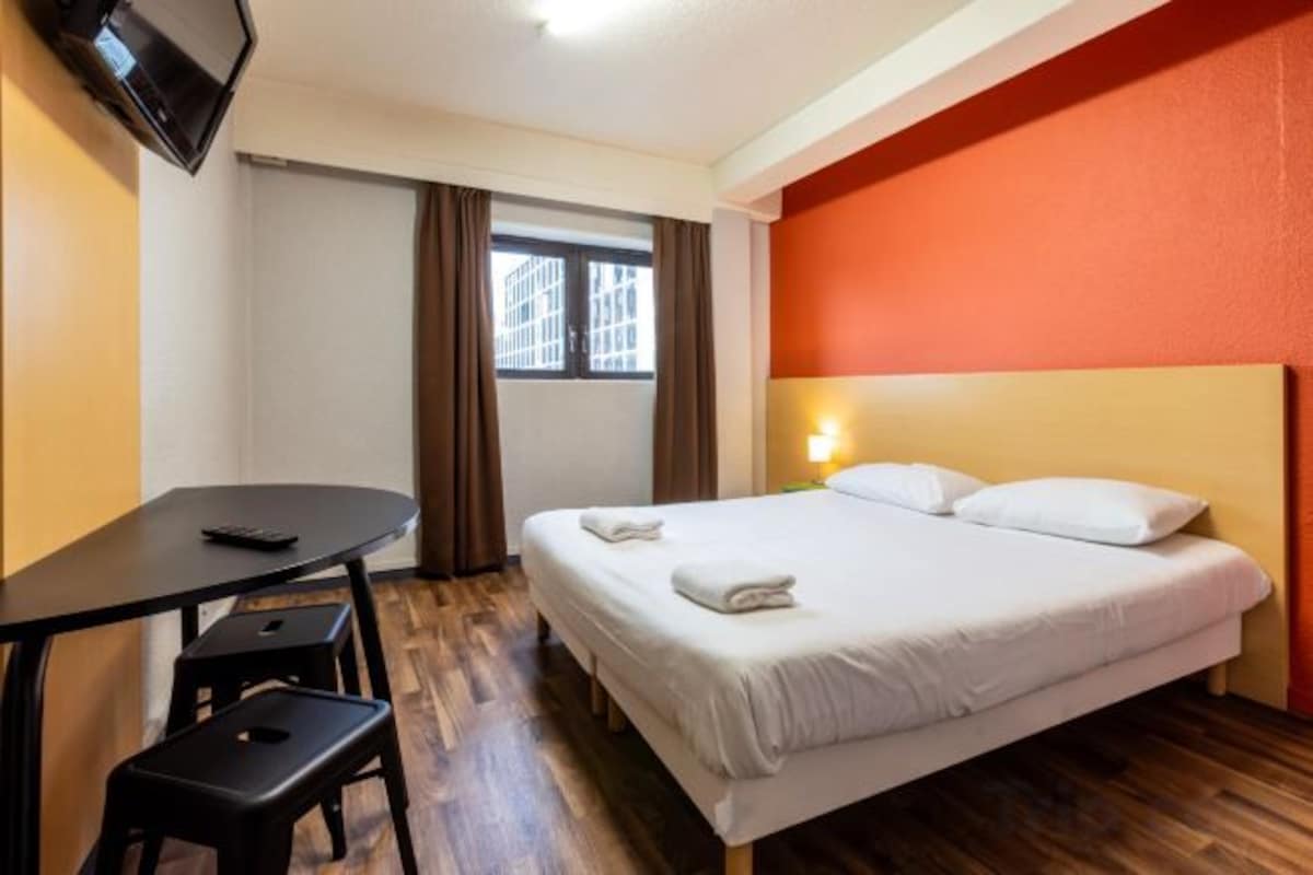 Espacio para trabajar con laptop, insonorización y wifi gratis