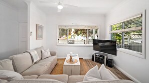 TV - Harrys Pet Friendly Holiday House (Nelson Bay)