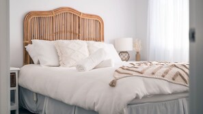 3 bedrooms, free WiFi, bed sheets - Harrys Pet Friendly Holiday House (Nelson Bay)