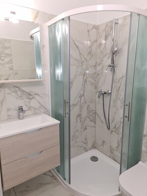 Dusche, Haartrockner, Handtücher