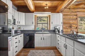 Fridge, microwave, oven, stovetop - Last Best Place (Red Lodge)