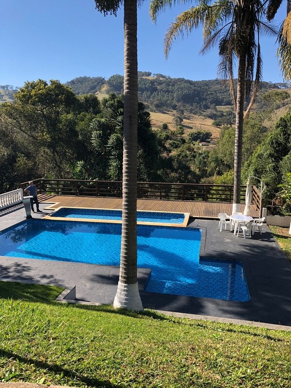 Una piscina al aire libre